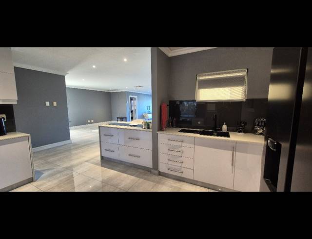 3 BEDROOM APARTMENT FOR SALE IN LA LUCIA